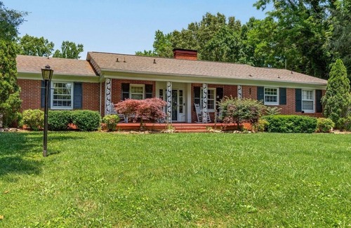 Morristown House | Experience tranquility near Douglas Lake 18 min