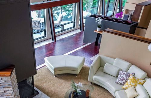 Viewpoint House | Experience Tranquility in stunning Glass House on Lake Samm in Redmond Bellevue