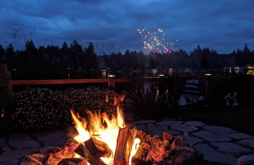 Eatonville House | Experience upscale cabin living at Wolf Lodge our rustic, lakeside retreat!