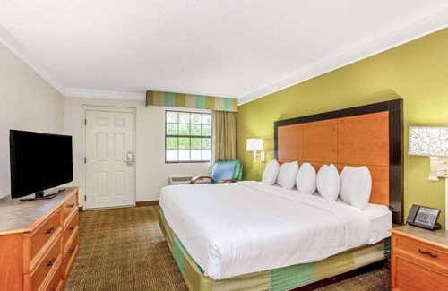 Orlando Hotel | Experience Value & Comfort Minutes from Orlando International Airport! | w/Pool