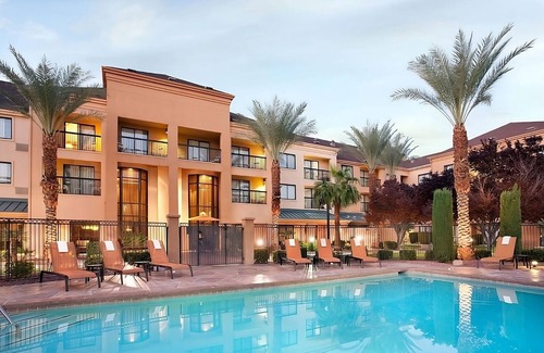 Las Vegas Hotel | Experience Vegas! Modern Suite! Outdoor Pool, OnSite Cafe!