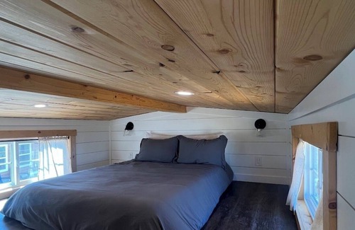 Fair Play Cottage | Experience Vineyard Bliss in our Charming Tiny Home with a Lofted Bedroom