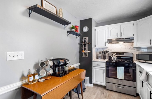 Lorain Apartment | Expertly Designed Lake Erie Escape W/Hot Tub