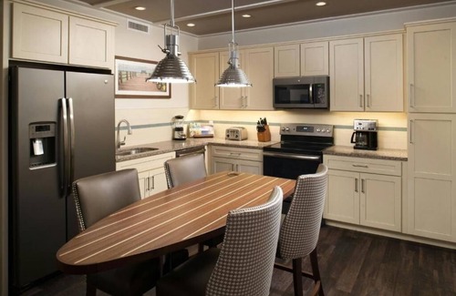 Holmes Beach Hotel | Explore Anna Maria Island from a Spacious Water-View Two-Bedroom