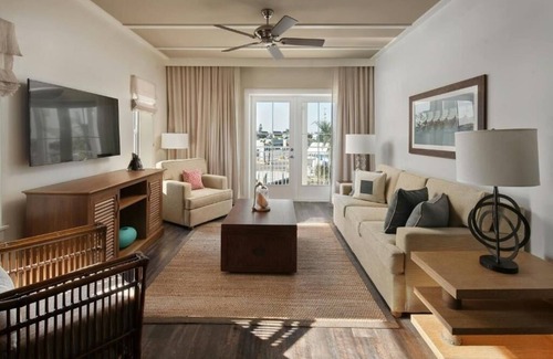 Holmes Beach Hotel | Explore Anna Maria Island from a Spacious Water-View Two-Bedroom