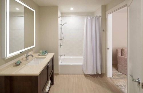 Holmes Beach Hotel | Explore Anna Maria Island from a Spacious Water-View Two-Bedroom