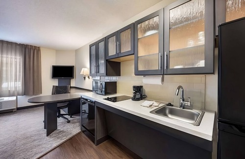 Linthicum Heights Resort | Explore Baltimore, Central Location Pets Are Allowed, Kitchen!