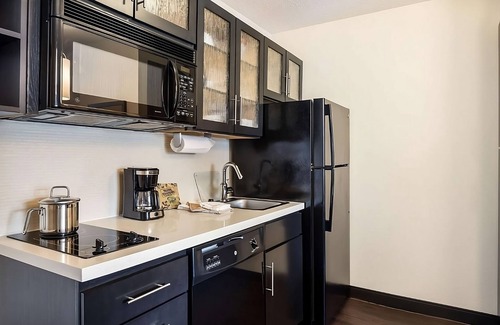 Linthicum Heights Resort | Explore Baltimore, Central Location Pets Are Allowed, Kitchen!