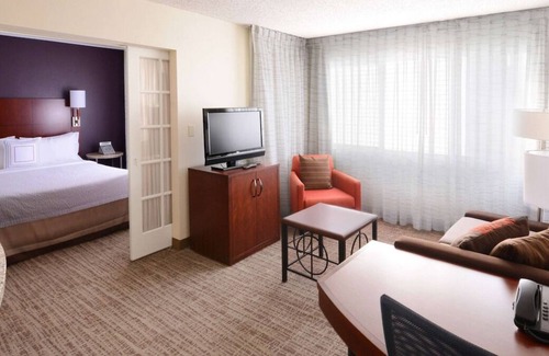 North Dallas Apartment | Explore Dallas! 2 Relaxing Units W/ Full Kitchens & FREE Parking! Pets Allowed!