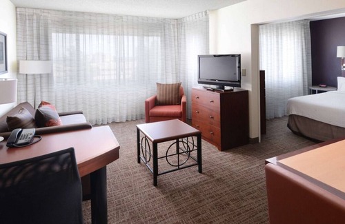 North Dallas Apartment | Explore Dallas! 2 Relaxing Units W/ Full Kitchens & FREE Parking! Pets Allowed!