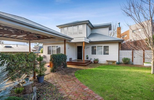 Frankston House | Explore Frankston South from this lovely home