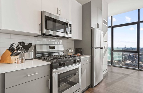 West Loop Apartment | Explore Fulton Market + Retreat in Modern Comfort