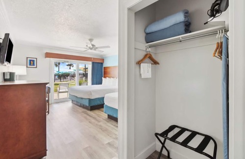 Jacksonville Hotel | Explore Local Gems from a Relaxing Beachfront Room with Outdoor Swimming Pool
