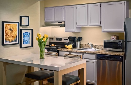Middleburg Heights Hotel | Explore Middleburg Heights! 3 Contemporary Units! Pets Allowed, FREE Parking!