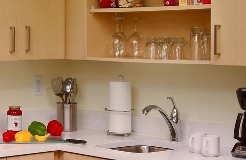 Middleburg Heights Hotel | Explore Middleburg Heights! 3 Contemporary Units! Pets Allowed, FREE Parking!