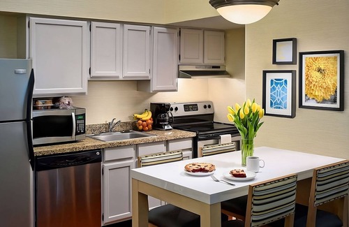 Middleburg Heights Hotel | Explore Middleburg Heights! 3 Contemporary Units! Pets Allowed, FREE Parking!