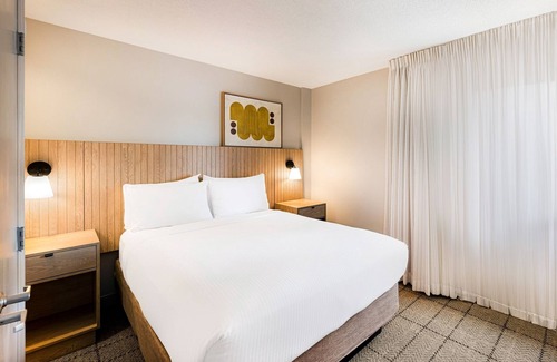 Exchange Place North Hotel | Explore Newport Centre! Three Stylish Suites, Shopping. Near PATH Train