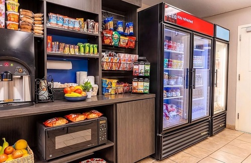 Burlington Hotel | Explore North Shore from Boston! Kitchen, Pets Allowed, Near Burlington Mall!