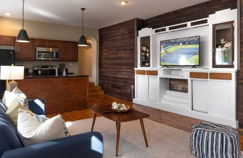Pendleton Condo | Explore OTR and Downtown from a Parkside Condo