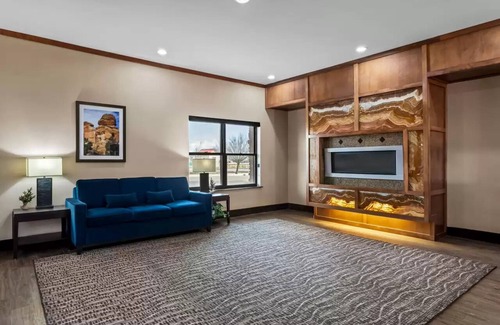 Roswell Hotel | Explore Roswell! Three Modern Units for Your Stay in Roswell w/Indoor Pool!