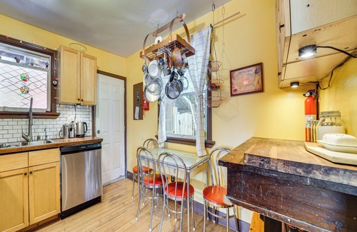 Columbia City Apartment | Explore Seattle! Charming Apt w/Private Deck