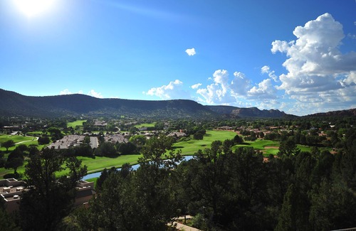 Oak Creek Hotel | Explore Sedona's Beauty from Cozy Suite w/Kitchen & Balcony | Pool Access