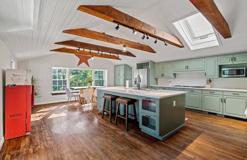 Newtown Square Apartment | Explore the Best of Both Worlds