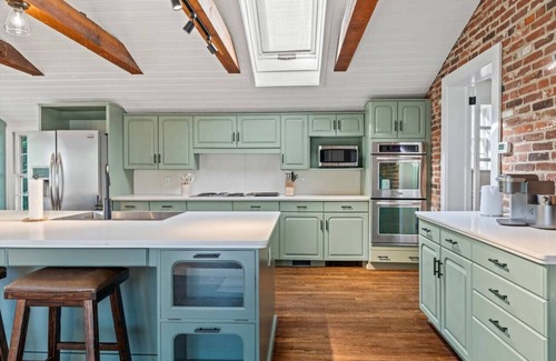 Newtown Square Apartment | Explore the Best of Both Worlds