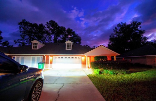 Newberry House | Explore the best of Florida roomy 3-bedroom house in charming Newberry with Wifi
