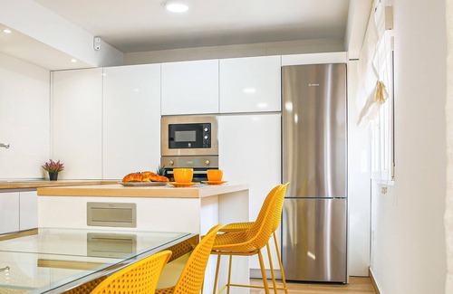 Almeria Centro Apartment | Explore the center of Almeria and relax by the sea.