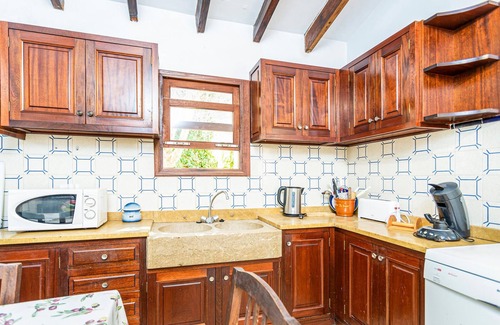 Lloseta House | Explore the island on vacation in this beautiful vacation home.