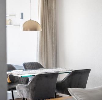 Boeblingen Apartment | EXQUIS 2BR Luxus Apartment ROLF BENZ I Parken I Netflix I Stadtmitte I Familienfreundlich I Mercedes-Benz