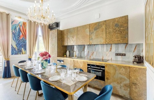 Arts-et-Metiers Apartment | EXQUISITE 5 BEDROOM 3 BATHROOM APARTMENT IN MARAIS