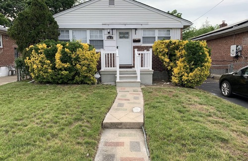 Queens House | Exquisite 5 BR, 2 B home in the NYC area 10 minutes from JFK in a quiet area.