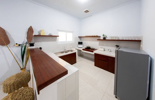 Padonan Villa | Exquisite 6BR Villa VENIRE I Centre Canggu I Roof Pool I AirCon I WIFIINetflix