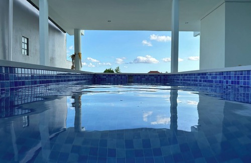Padonan Villa | Exquisite 6BR Villa VENIRE I Centre Canggu I Roof Pool I AirCon I WIFIINetflix