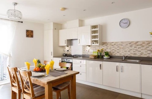 Trumpington Apartment | Exquisite Addenbrookes Trumpington Apartment with Terrace, Parking & Sleeps 6