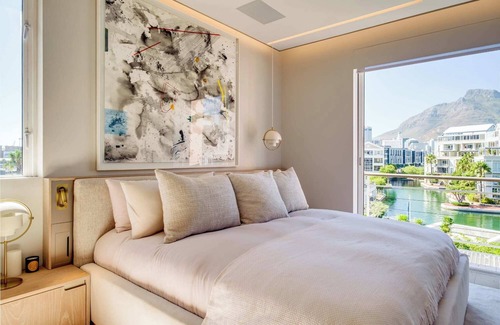 Victoria and Alfred Waterfront Apartment | Exquisite apartment w/ harbour views in a secure estate (301 Parama)