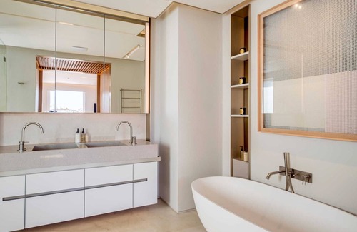 Victoria and Alfred Waterfront Apartment | Exquisite apartment w/ harbour views in a secure estate (301 Parama)