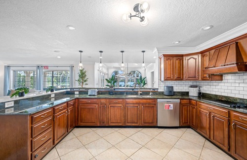 Lake Magdalene House | Exquisite Bayview Villa with POOL&GAMES- 18 Guests
