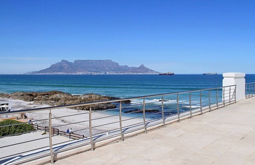 Bloubergstrand House | Exquisite Beachfront Home in Beautiful Bloubergstrand