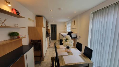 Leicester City Centre Apartment | Exquisite City Centre 5 Bedroom House - LT Villa