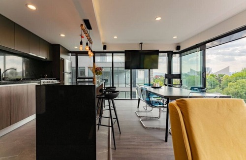 La Condesa Apartment | Exquisite Countess Haven: Luxe PH with Rooftop/Gym