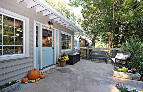 Columbus House | Exquisite Farmhouse with Hot tub 10 mins to TIEC
