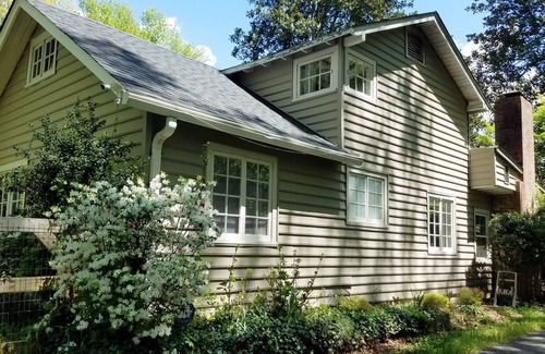 Columbus House | Exquisite Farmhouse with Hot tub 10 mins to TIEC