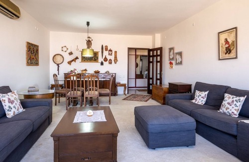 Karsiyaka Apartment | Exquisite Flat 10 min to Karsiyaka Coast in Izmir