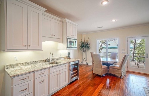 Quitman House | Exquisite Greers Ferry Lakefront Home! 5 Bedroom 5.5 Bathroom Sleeps 17!