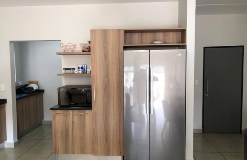 Greater Johannesburg Metropolitan Area House | Exquisite Home In Sandton w/Pool. Inverter & Gym