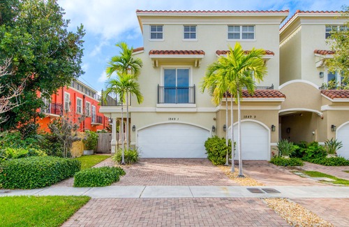 Coral Ridge House | Exquisite home with jetted bathtub, balconies, enclosed yard & elevator