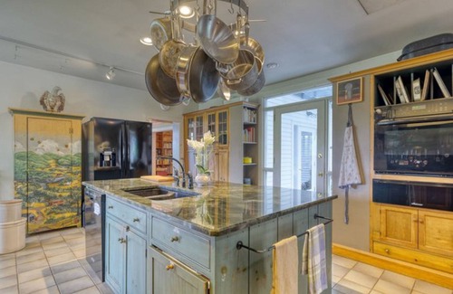 Williamstown House | Exquisite home with deck, full kitchen, seclusion, full kitchen & W/D